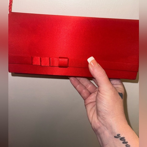 Beautiful Robinson Elegant Red Satin Evening bag with Bow Detail - Picture 3 of 10